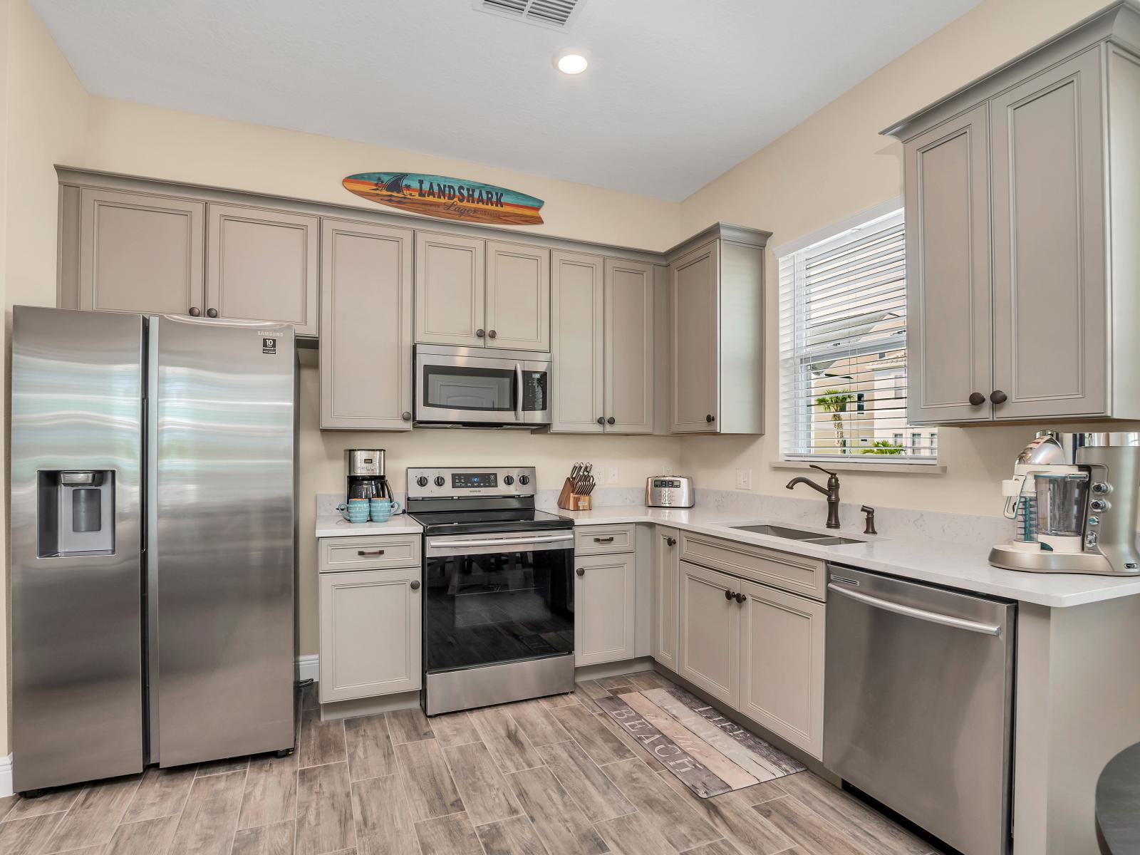 Spacious Kitchen of the cottage in Florida - Functional layout designed for efficient meal preparation - Integrated appliances for a seamless and stylish appearance - Stainless steel appliances - Open concept connecting the kitchen to the dining