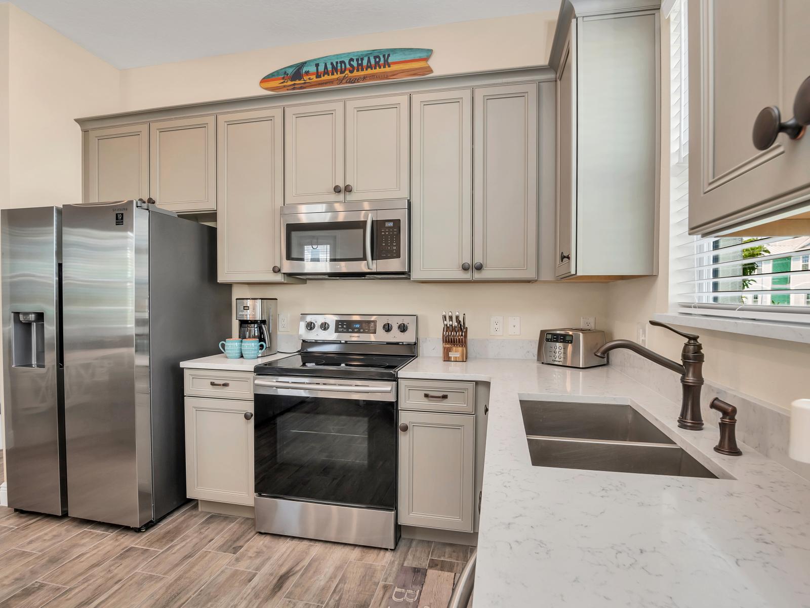 Sleek kitchen of the cottage in Florida - Full equipped - Integrated appliances for a seamless and stylish appearance - Stainless steel appliances - Harmonious blend of practicality and contemporary aesthetics