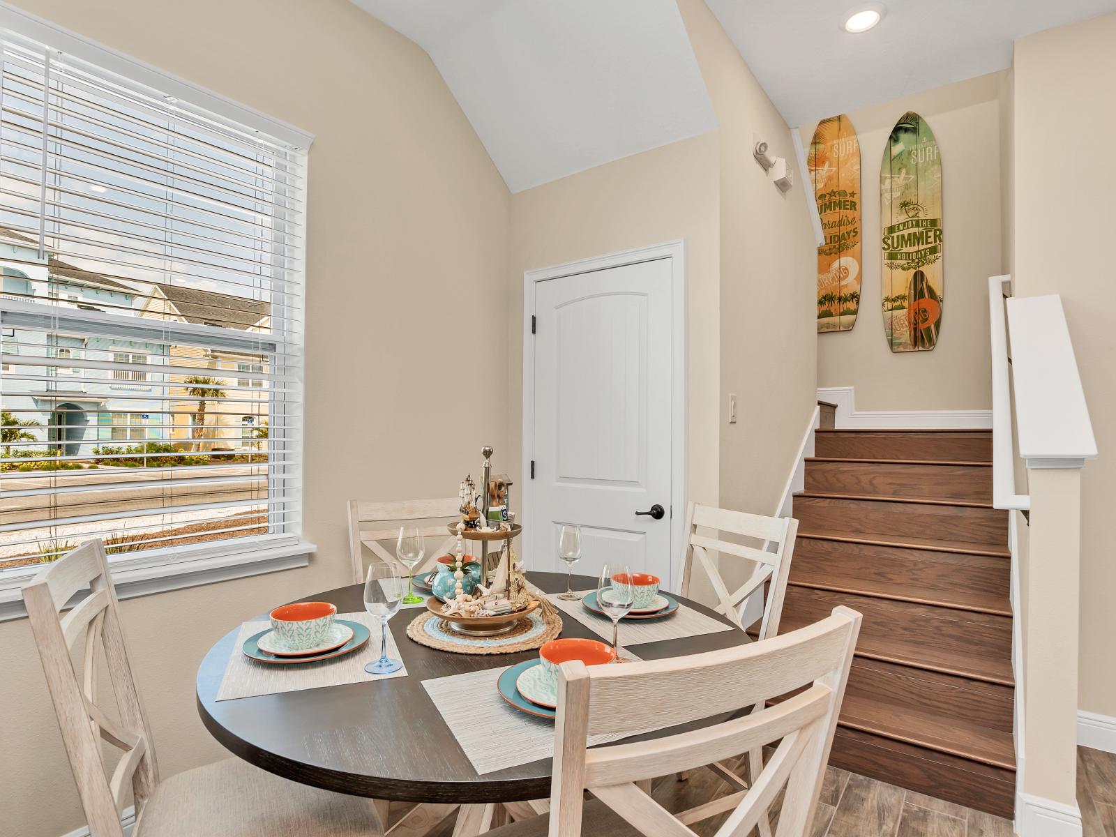 Elegant dining area of the cottage in Florida - 4 persons dining - Artfully arranged table settings for a touch of elegance - Functional and aesthetically pleasing space - Harmonious color scheme for a cohesive and stylish look