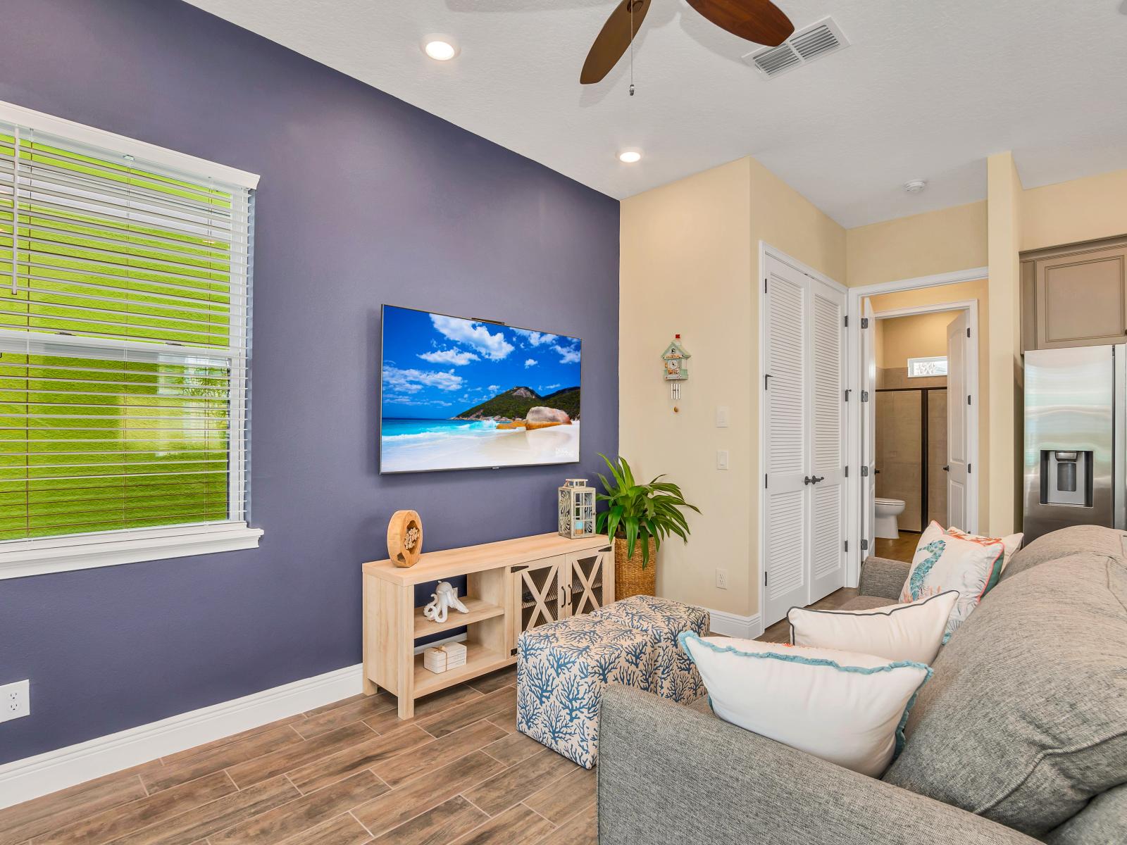 Vibrant living area of the cottage in Florida - A living area that effortlessly combines sophistication, comfort, and functionality - Smart TV and Netflix - Designer furniture enhancing the aesthetic - Cozy sofas