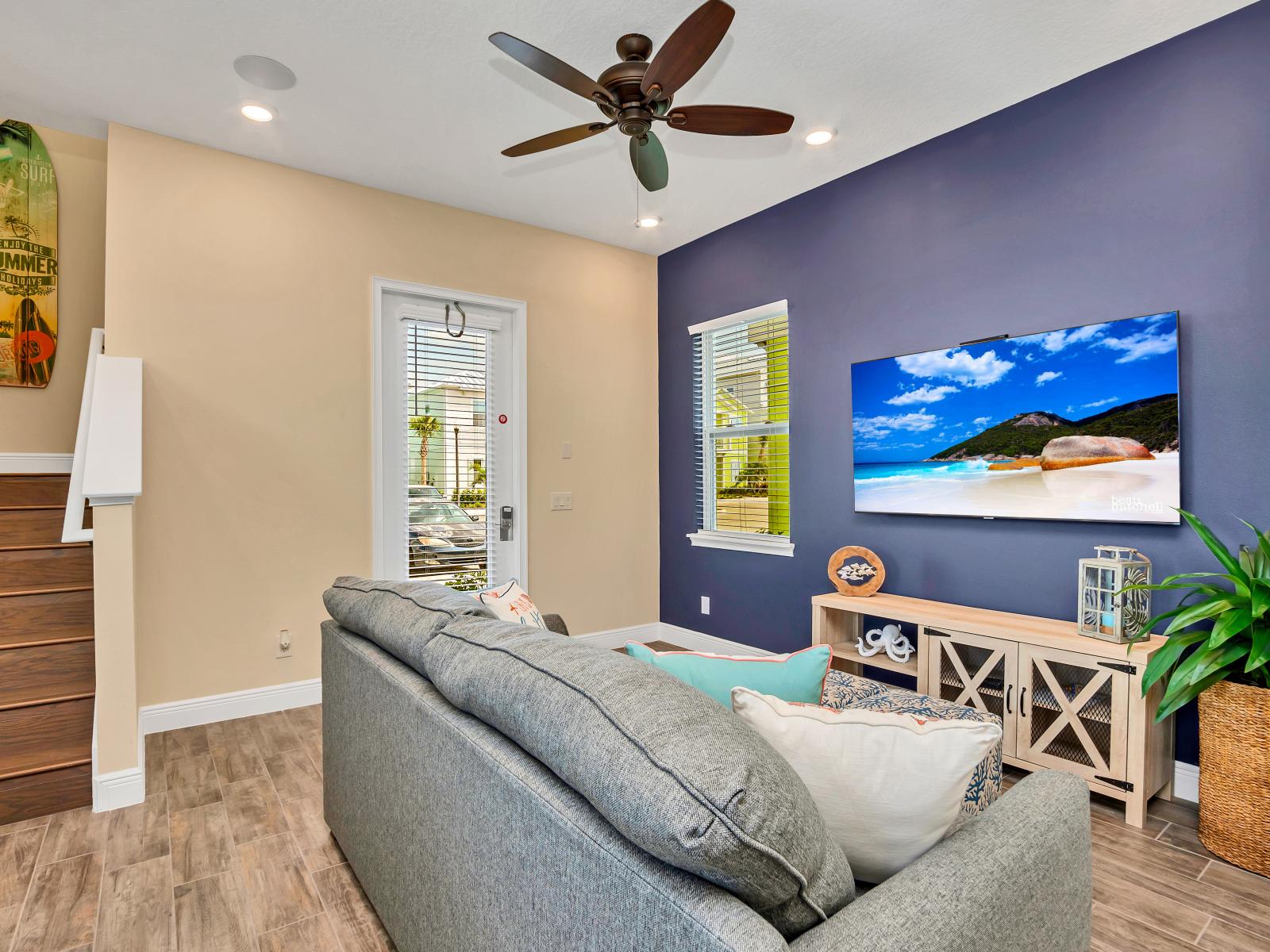 Elegant living area of the cottage in Florida - Smart TV and Netflix - Elegantly decorated space with a neutral color palette for a timeless appeal - Cozy seating area conducive to relaxation and socializing