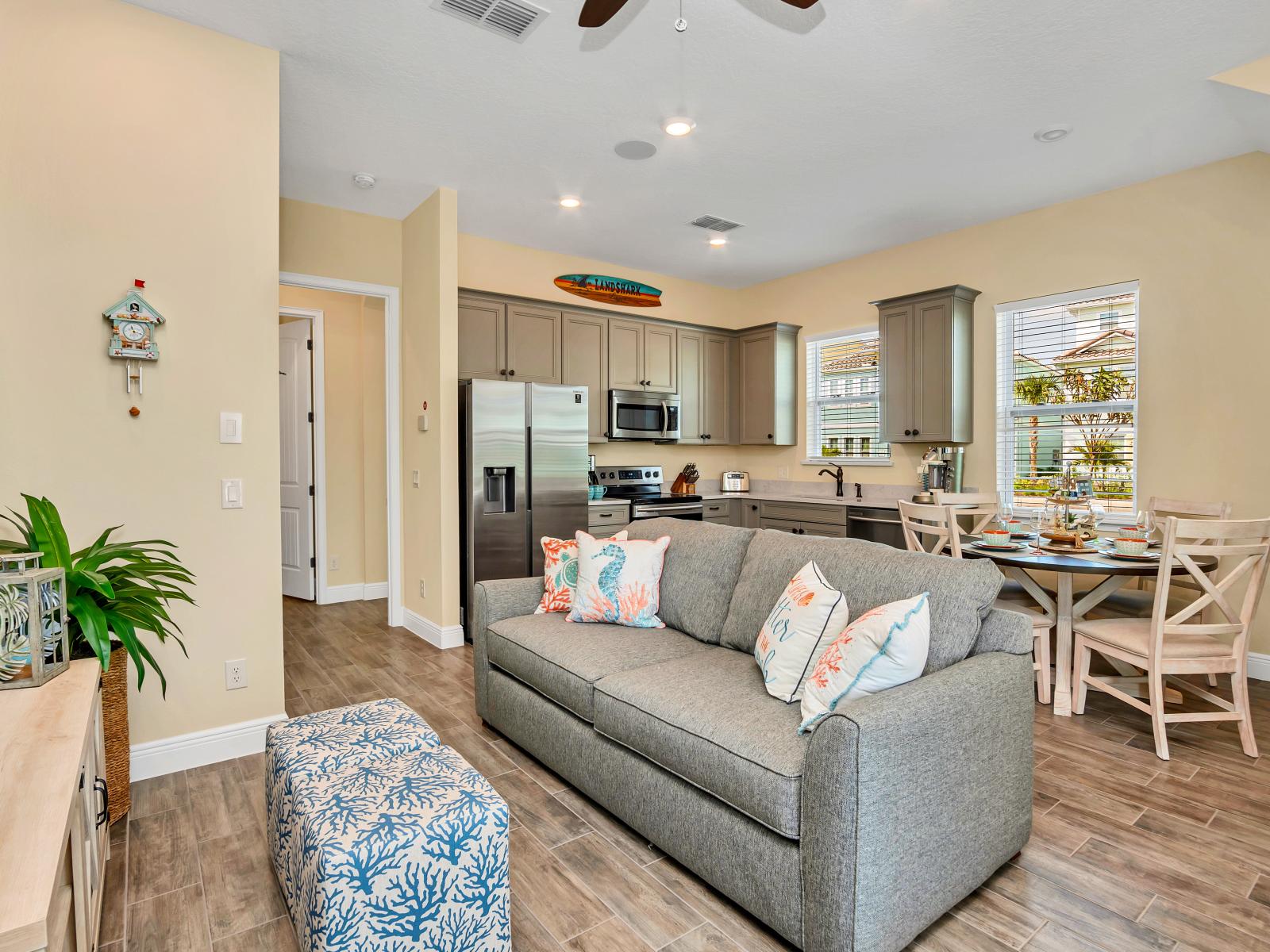 Inviting living space in our Florida cottage - Smart TV and Netflix - Stylish furniture arrangement providing comfort and a cohesive look - Well-chosen lighting fixtures adding both functionality and charm