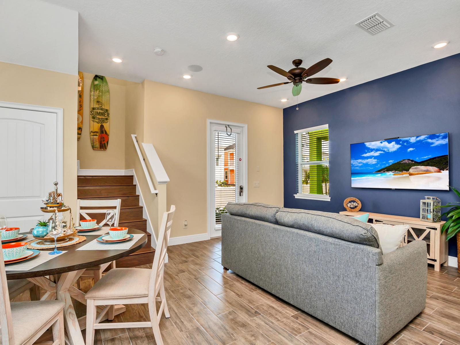 Bright living area of the cottage in Florida - Well-chosen lighting fixtures adding both functionality and charm - Cozy seating area conducive to relaxation and socializing - Smart TV and Netflix - Harmonious blend of textures and materials