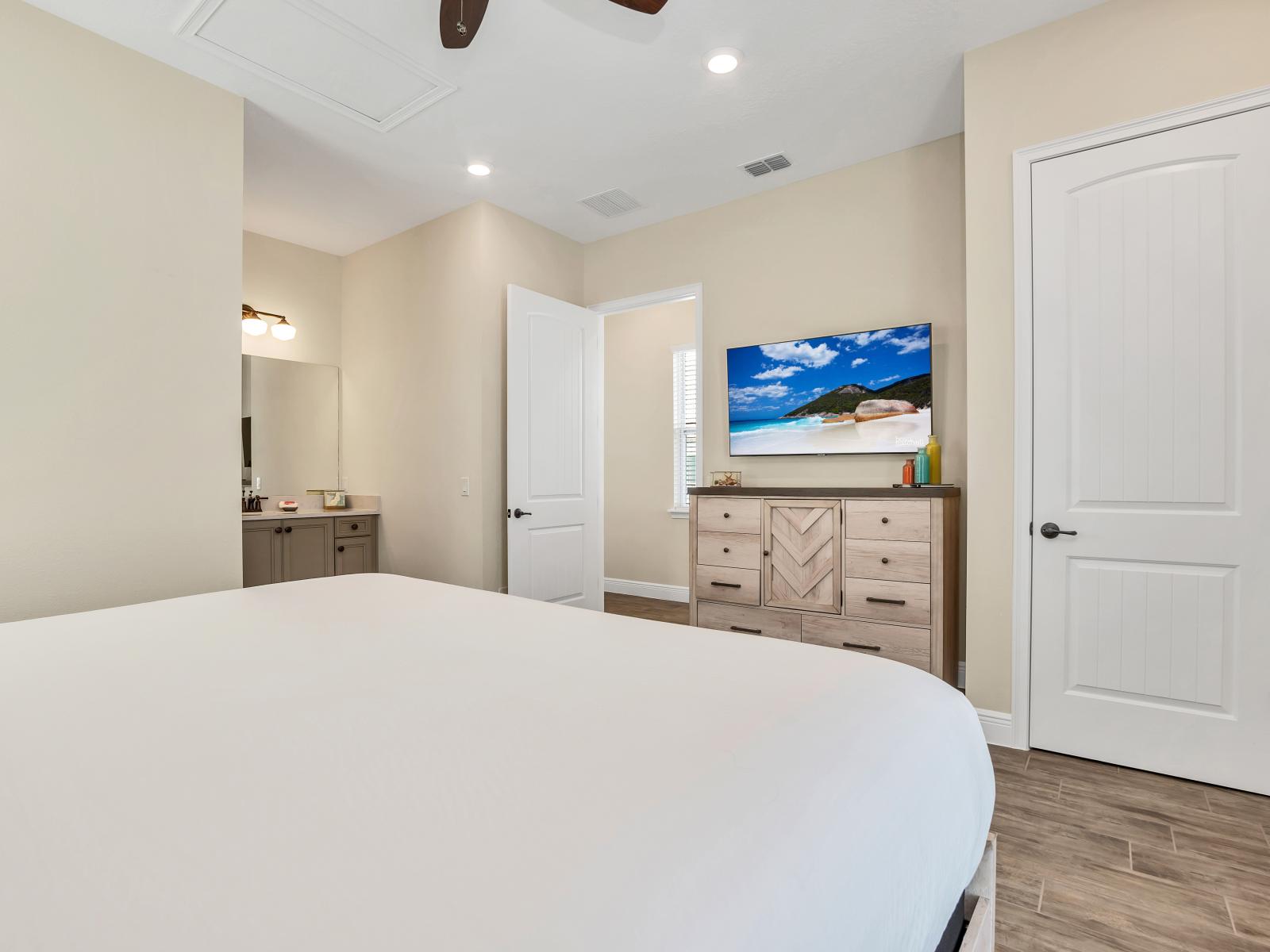 Cozy bedroom of the cottage in Florida - Plush double bed - Spacious bedroom offering comfort and style - Smart TV and Netflix - Thoughtfully designed bedroom featuring functional and stylish furniture