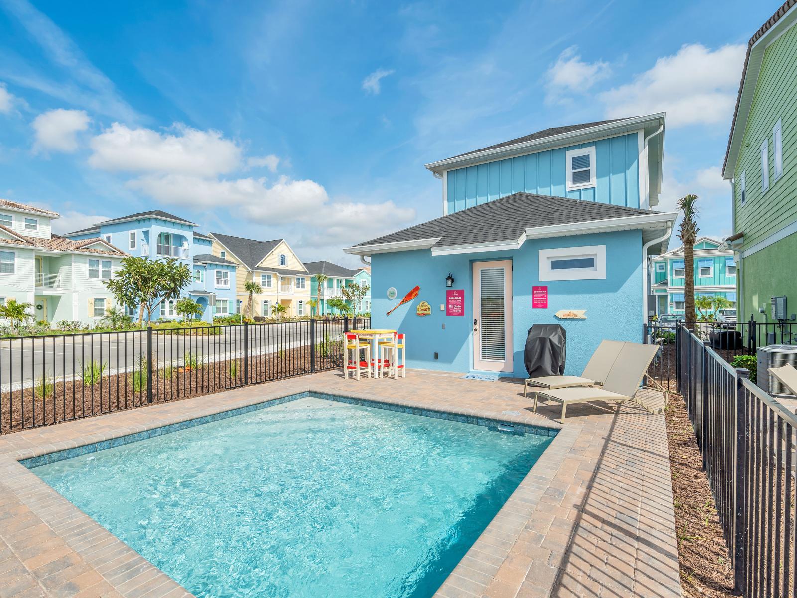 Stunning private pool of the cottage in Florida - Private pool with chairs for sun bathing or just sit, lie and reax - Relax by the shimmering poolside oasis - Comfortable lounge chairs for ultimate relaxation