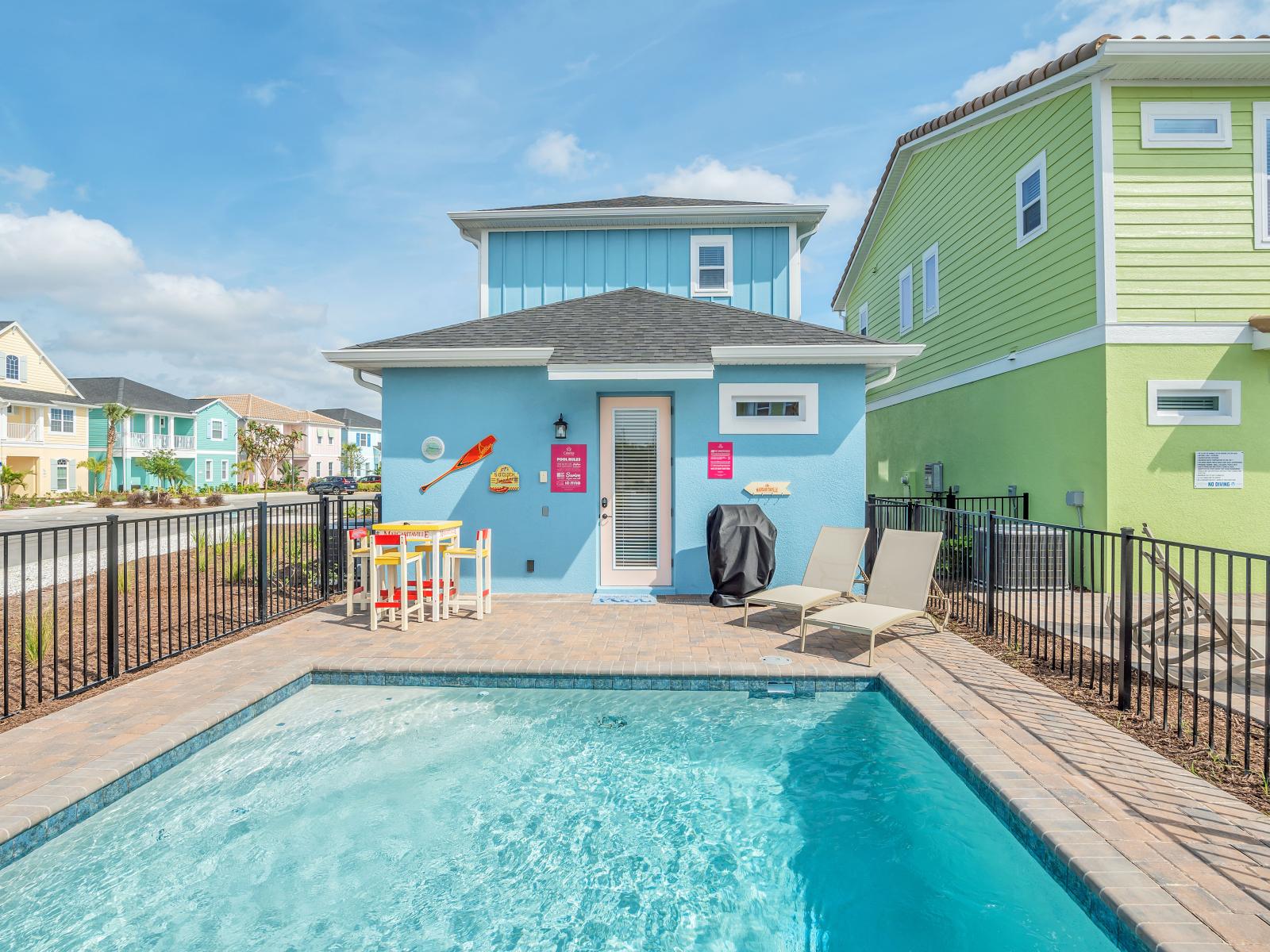 Stunning private pool of the cottage in Florida - Dive into a refreshing poolside escape - Soak up the ambiance with a dip in stunning pool - Crystal-clear pool for refreshing dips