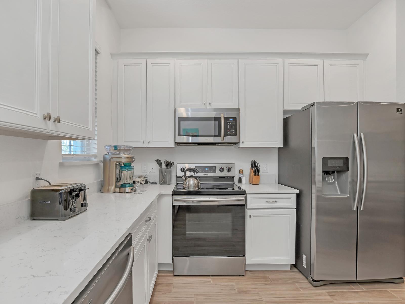 Fully equipped kitchen of the apartment in Four Corners. - Availability of all kitchen accessories - Large amount of storage - Sufficient space to work according to your ease - Excellent bright space of apartment - Availability of high chairs