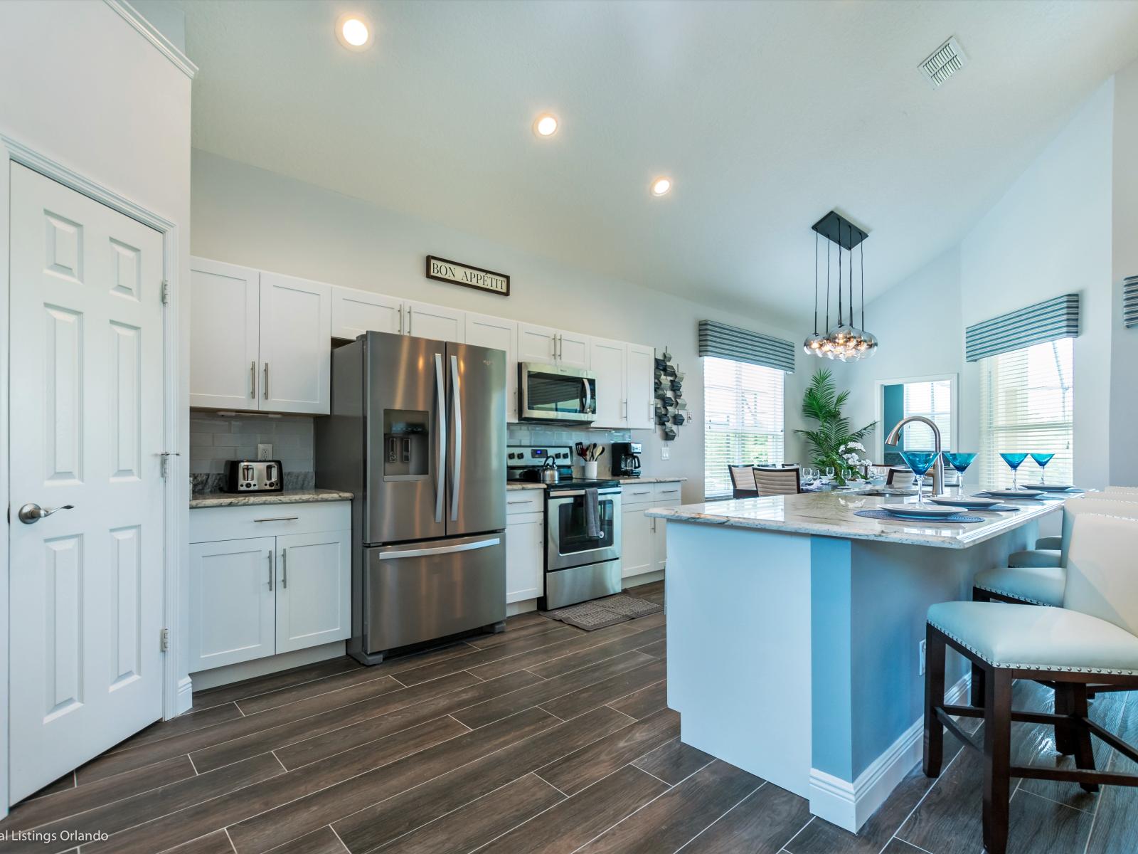 Luxurious Fully equipped kitchen of the apartment in Orlando - Availability of all kitchen accessories - Large amount of storage - Sufficient space to work according to your ease - Excellent bright space of apartment - Availability of high chairs