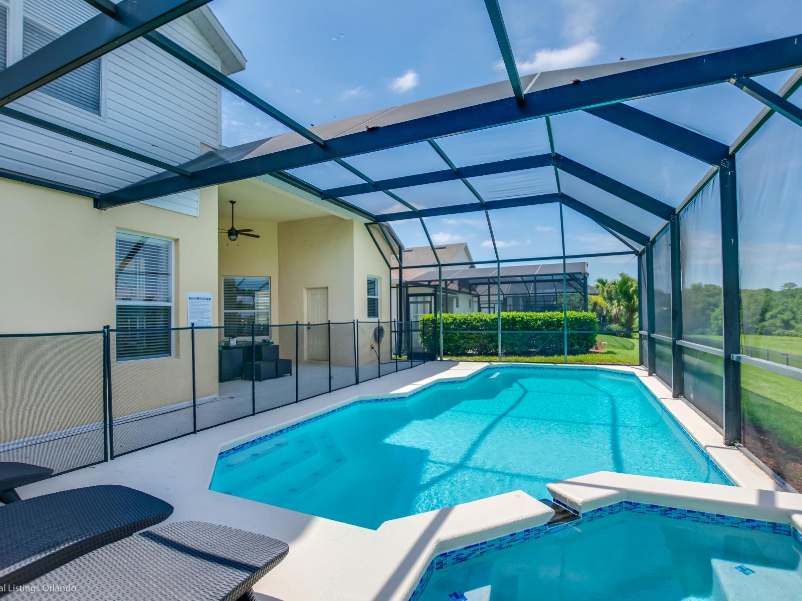 Splendid private Pool of the Apartment in Orlando - Cosy beach chairs available - Dive into refreshing poolside escape - Immerse yourself in the cool elegance of our pool - Experience ultimate relaxation in our poolside paradise