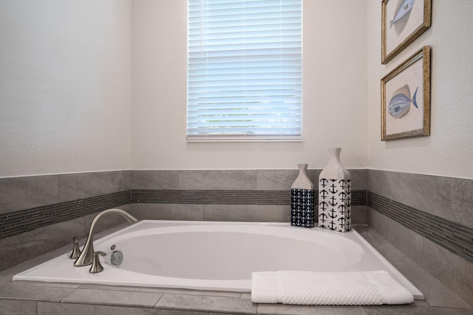 King En-Suite(Full Bath) w/Luxurious Soaker Tub