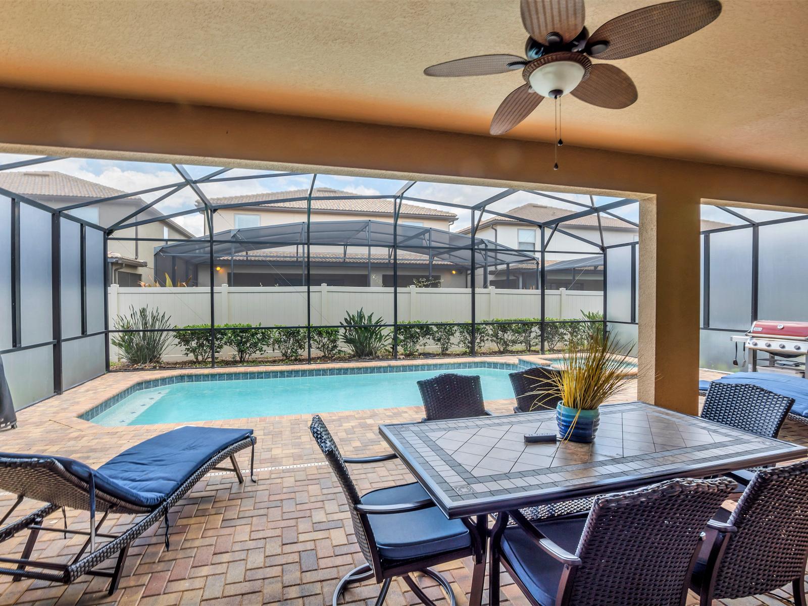 Outdoor dining around the pool