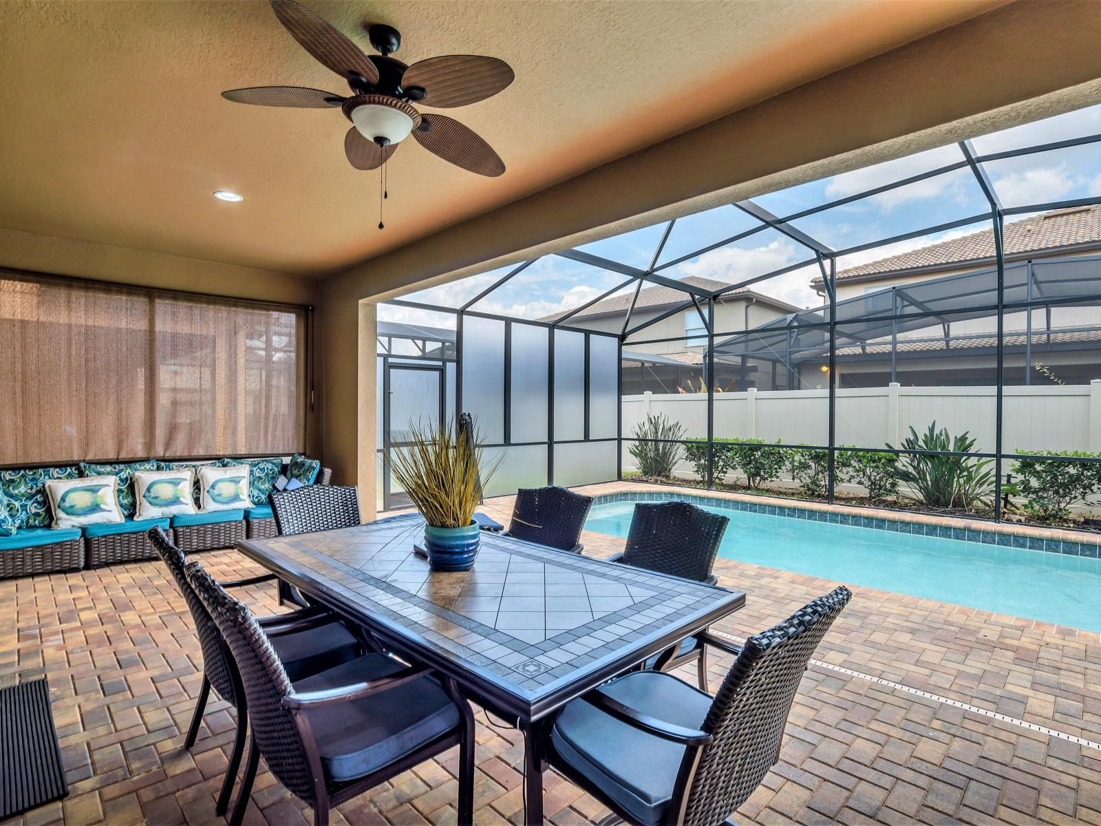 Outdoor dining around the pool