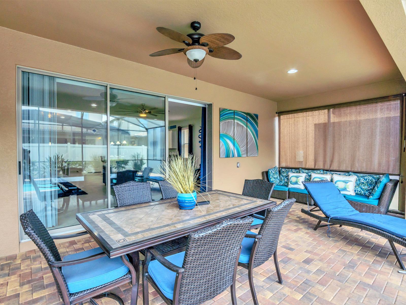 Outdoor dining around the pool