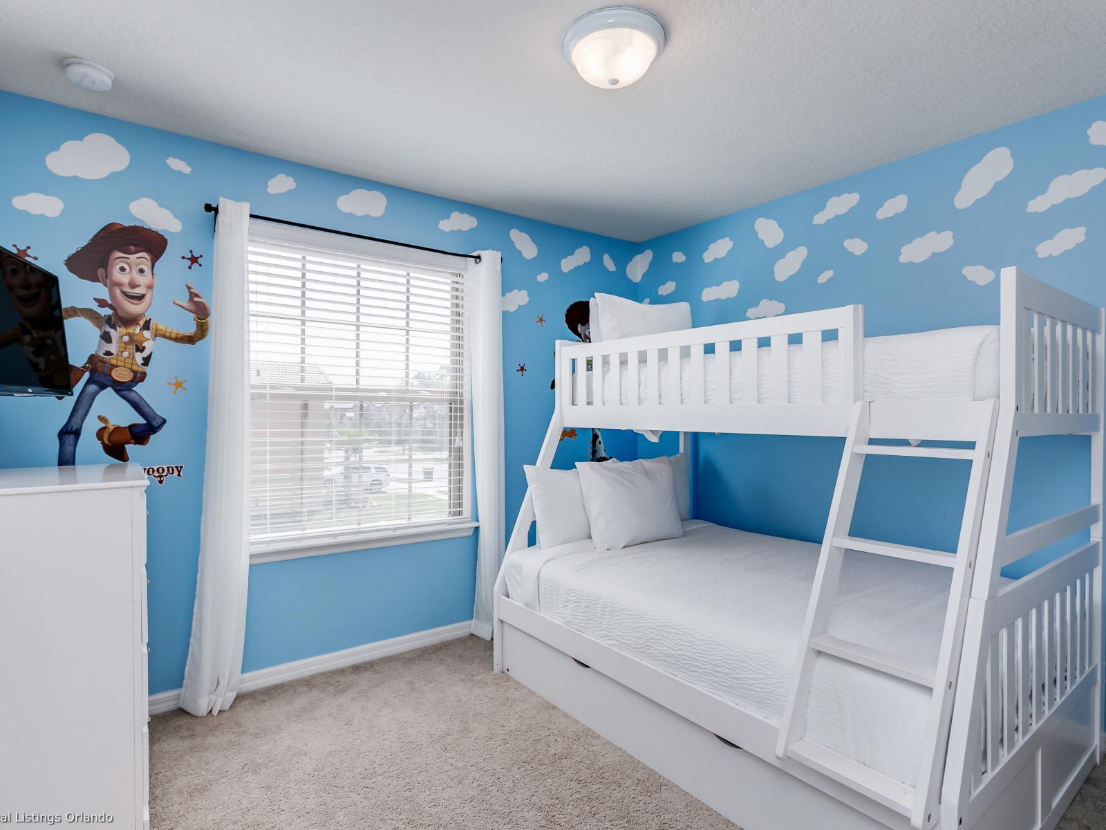 Toy Story-themed kids' bedroom of the townhouse in Kissimmee, Florida - Create unforgettable memories in this Toy Story-themed retreat - Bunk bed with vibrant colors and playful décor - Smart TV and Netflix