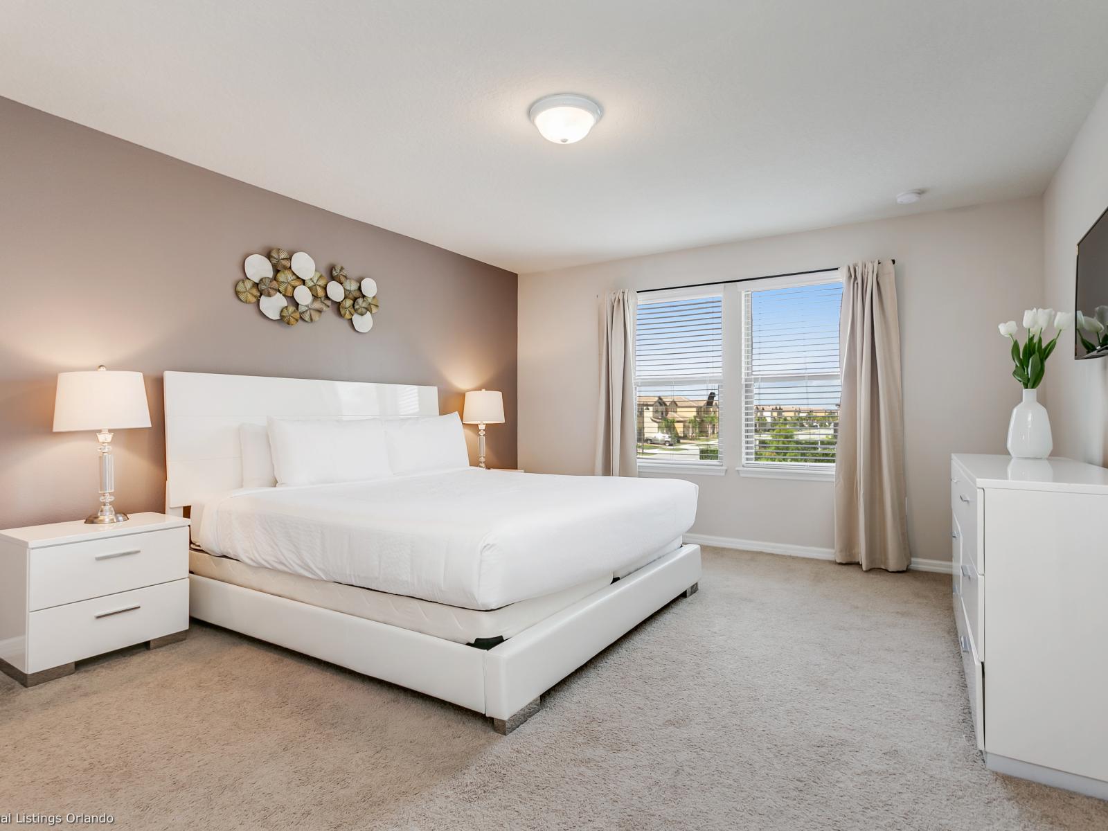 Modern Design bedroom of the townhouse in Kissimmee, Florida - Balanced color palette creating a soothing atmosphere - Elegant side lamps - Plenty of space to manage your personal belongings - Smart TV and Netflix