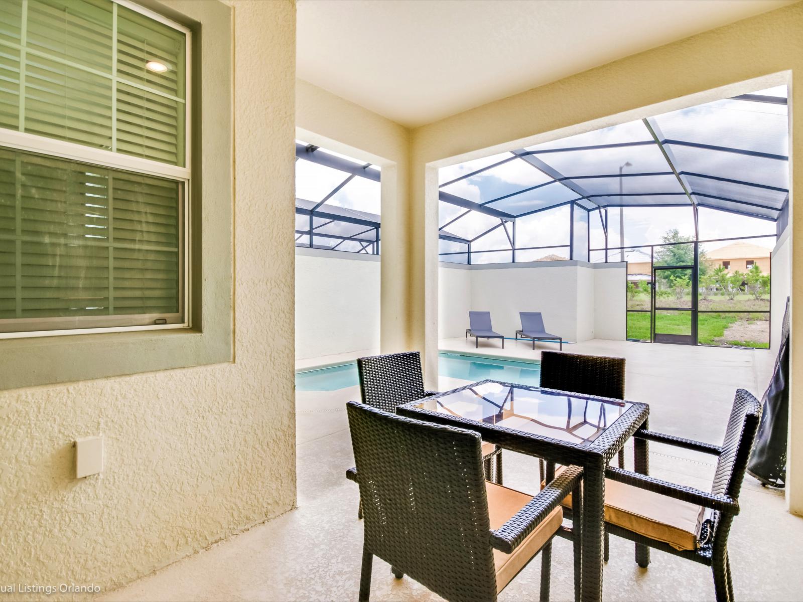 Outdoor dining around the private splash pool