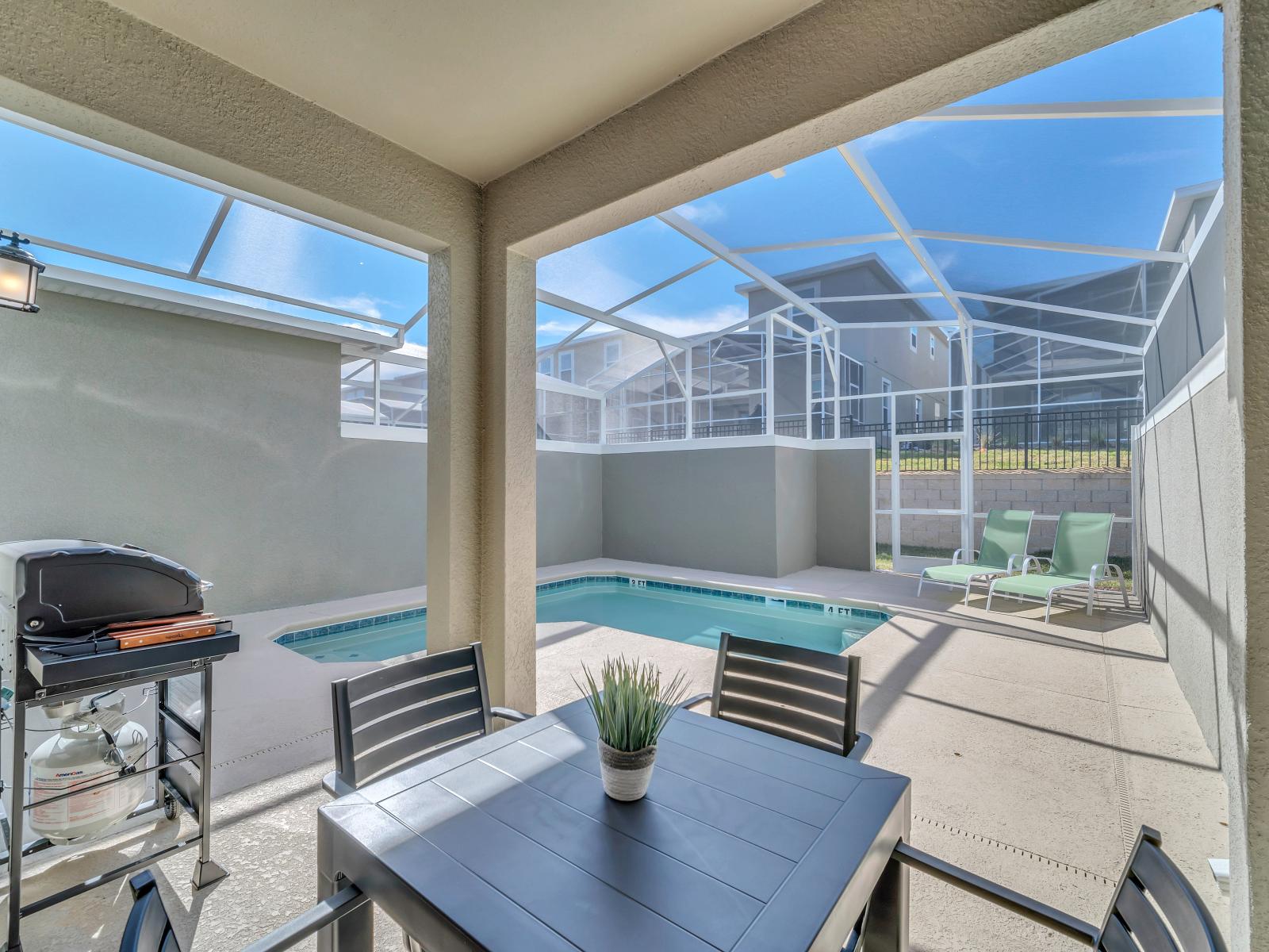 Outdoor Dining on the Patio  Soak up the Florida sun while relaxing on the comfortable chaise lounge chairs and enjoy lunch and evening meals at the outdoor dining area.