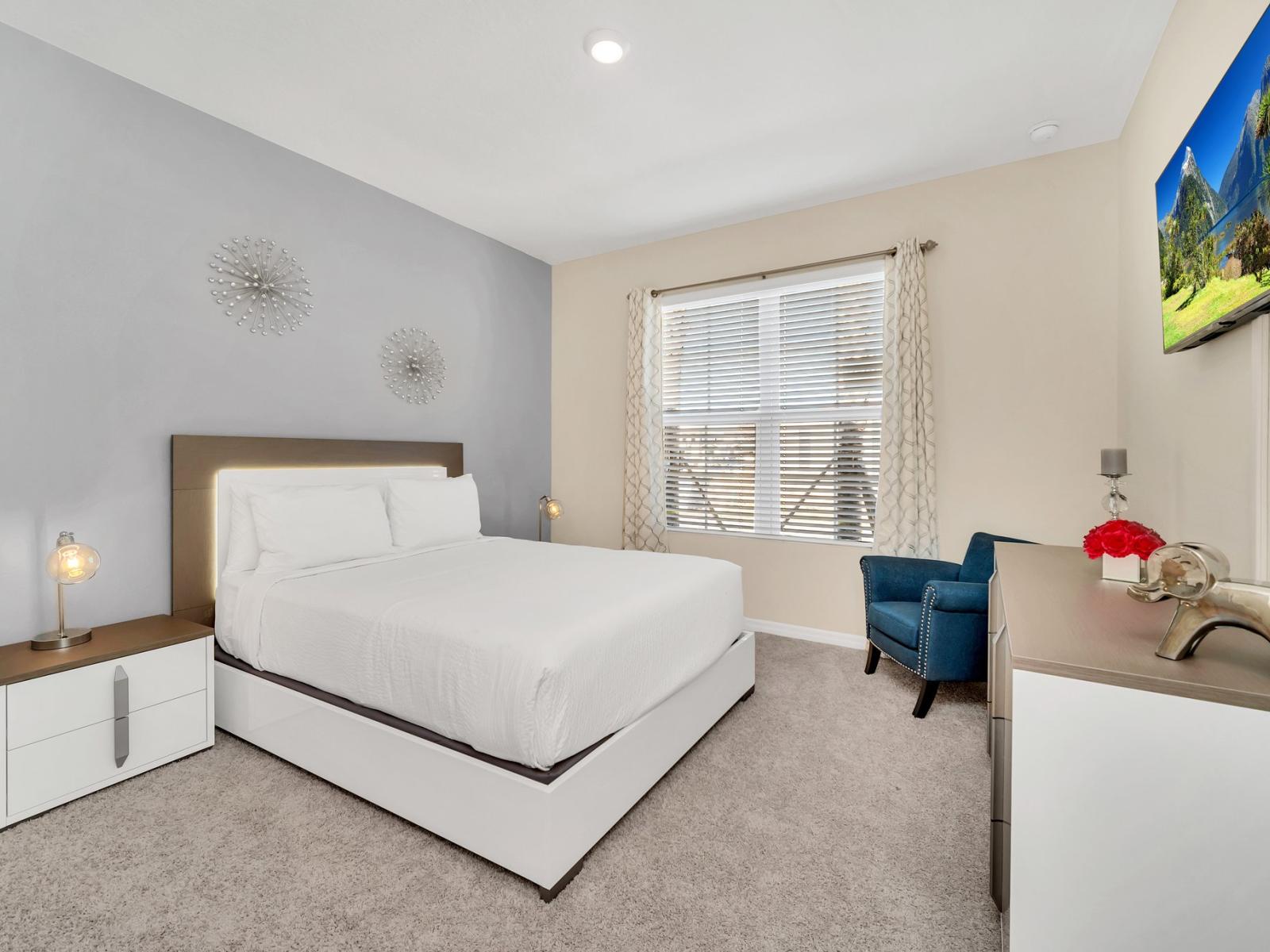 Spacious bedroom of the home in Florida - Cozy retreat with a plush double bed, perfect for relaxation - Thoughtfully designed bedroom featuring functional and stylish furniture - Smart TV for entertainment