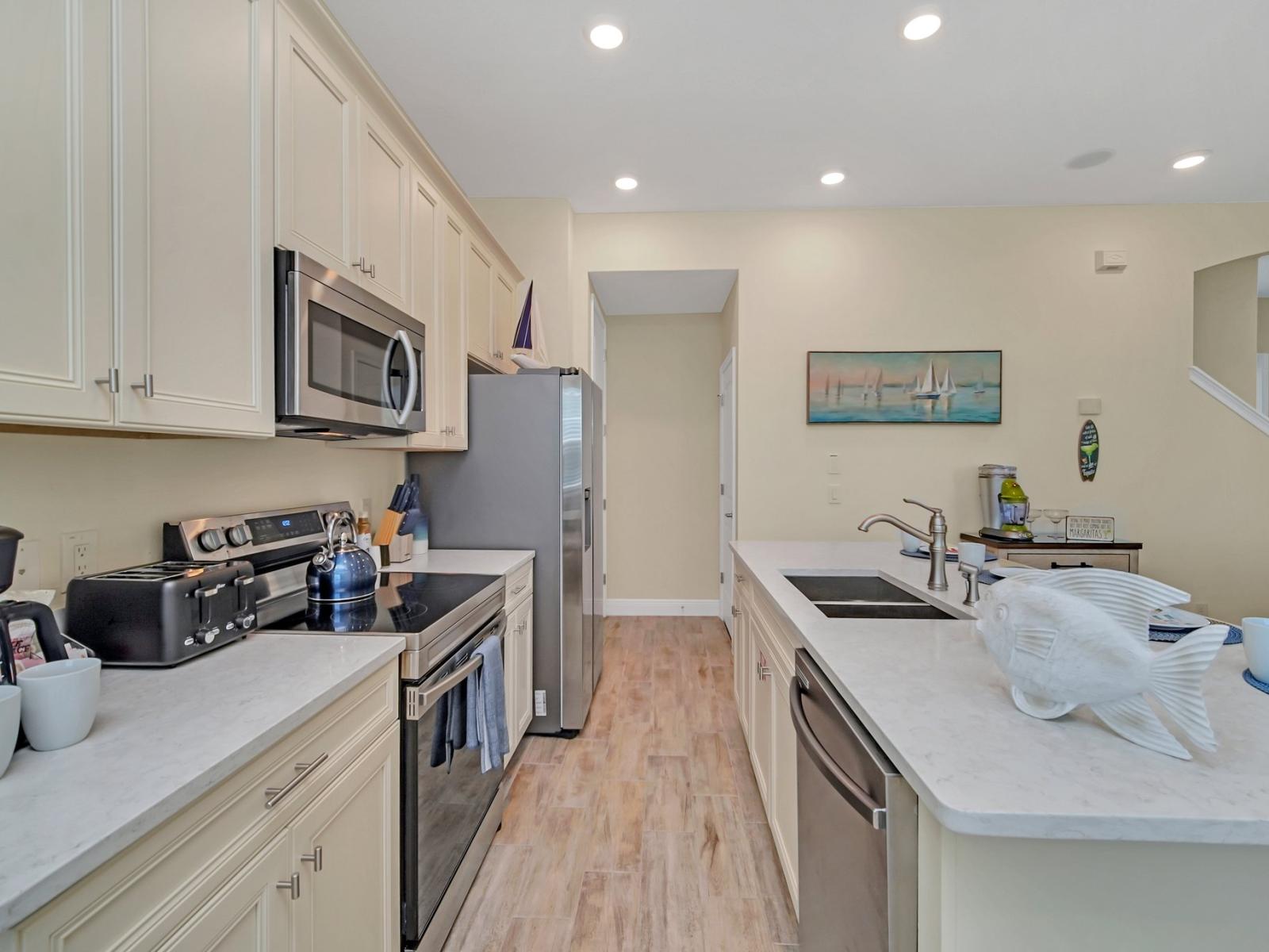 - Welcoming kitchen of the cottage in Reunion Florida - Fully equipped kitchen - Experience culinary delight in spacious kitchen - Every corner is designed for convenience and culinary creativity - Cook, dine, and indulge in comfort