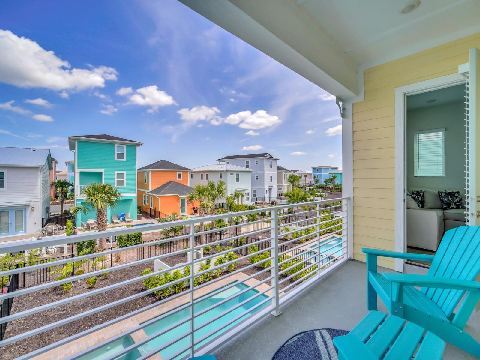 -  Serene balcony of the cottage in Reunion Florida - Immerse yourself in the picturesque view of the pool and the charming neighborhood - A perfect spot to unwind and take in the beauty around you