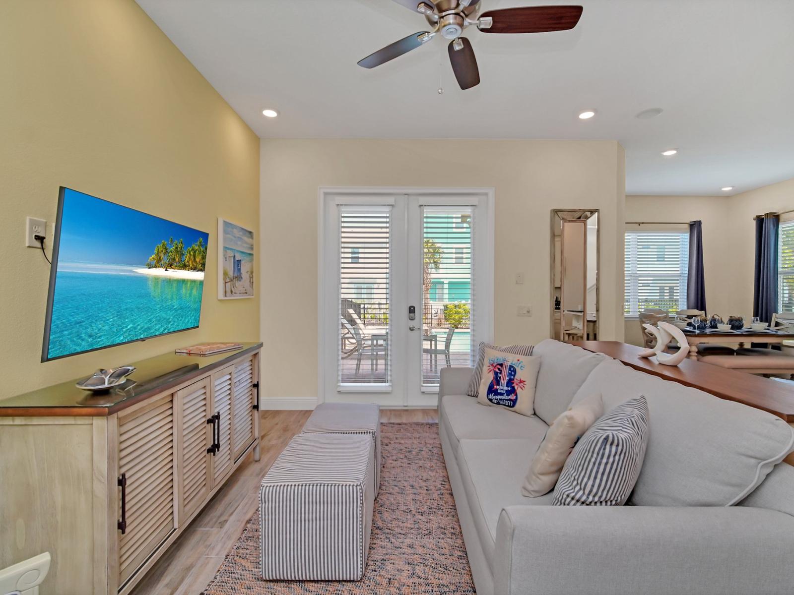 - Stylish bedroom of the cottage in Reunion Florida - Unwind in inviting living area adorned with plush sofas - Smart TV and Netflix - Perfect for cozy evenings and entertainment - Relax, recharge, and enjoy your stay