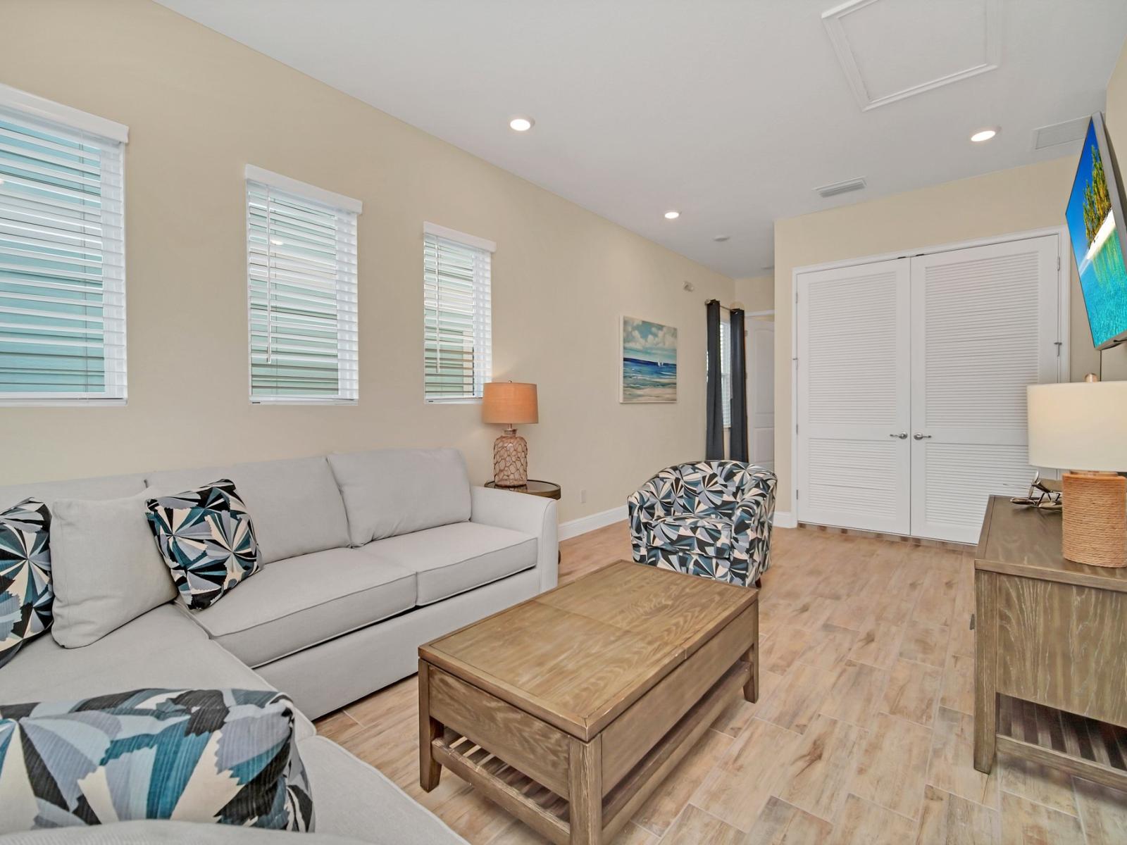 - Captivating living area of the cottage in Reunion Florida - Smart TV and Netflix - Elegantly decorated space with a neutral color palette for a timeless appeal - Cozy seating area conducive to relaxation and socializing