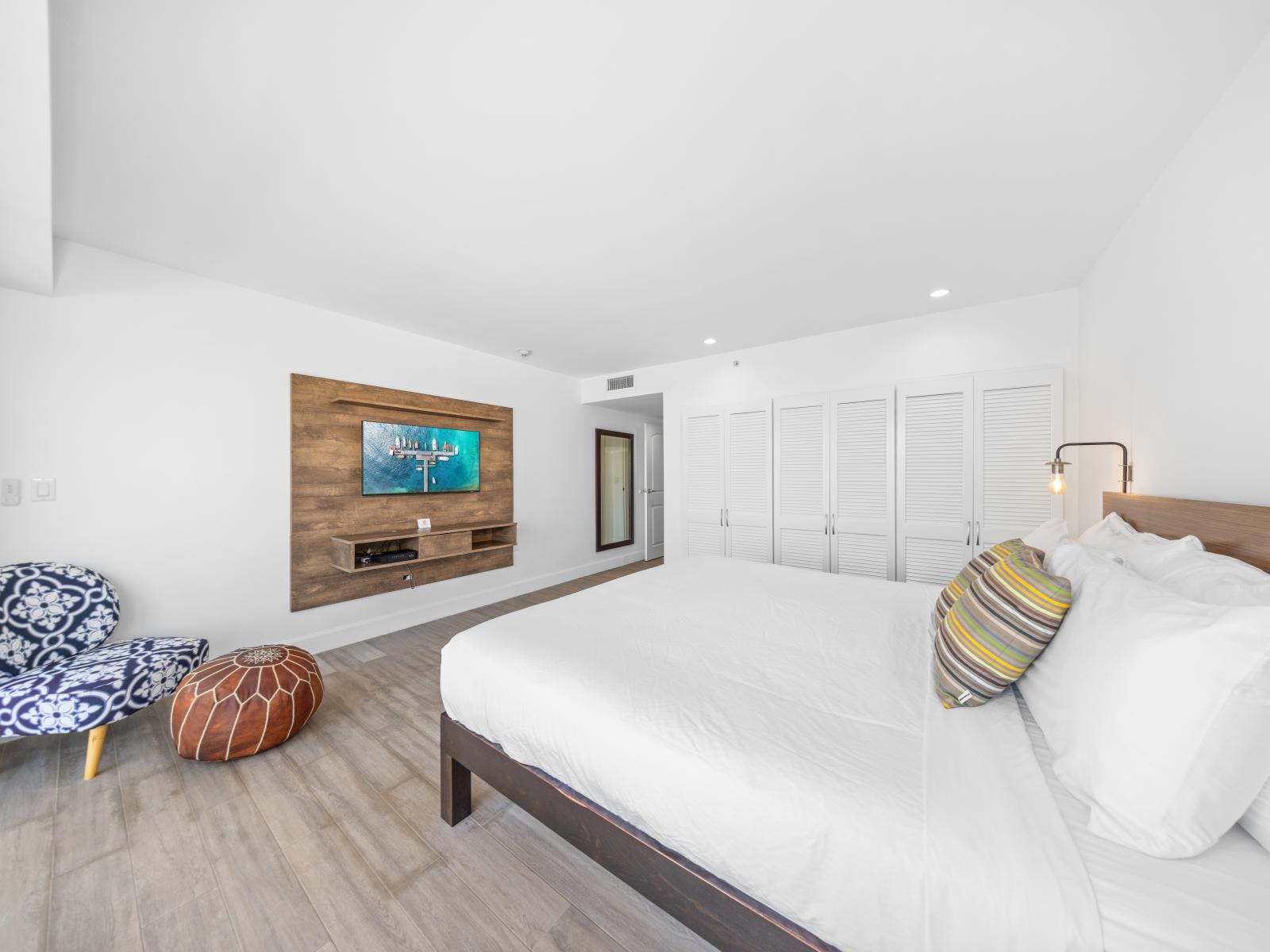 Smart TV and Netflix - King size cozy bed - Spacious room stylishly arranged