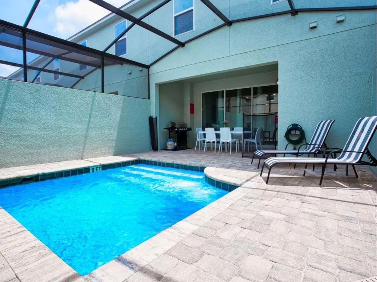 Splendid private pool of the townhouse in Four Corners Florida - Dine alfresco underneath the moonlit sky on your very own screen-in lanai - This little slice of paradise comes complete with dining, patio & lounge furnishings