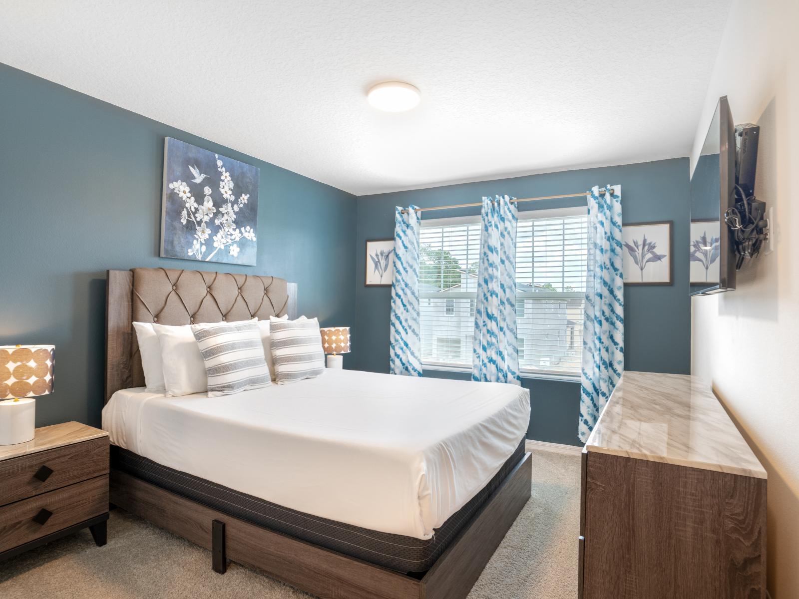 Magnificent bedroom of the townhouse in Four Corners Florida - Plush double bed to relax - Entertainment hub with a Smart TV - Bedroom with a cozy ambiance, blending comfort and aesthetics