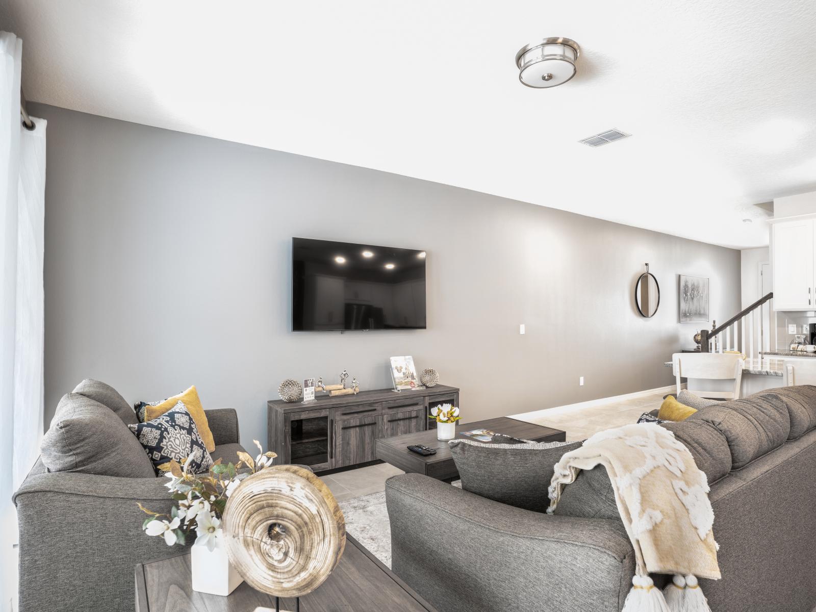 Spacious living area of the townhouse in Four Corners Florida - Open-concept design perfect for gatherings and entertainment - Plush sofas and cozy seating for ultimate relaxation - Modern amenities including a flat-screen smart TV