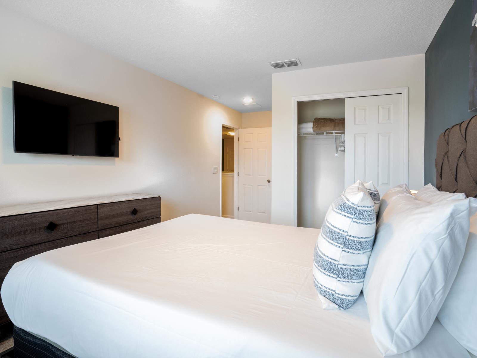 Wake up everyday in this magnificent ensuite bedroom with a a king-size bed with a slatted headboard, complete with overhead reading lights.