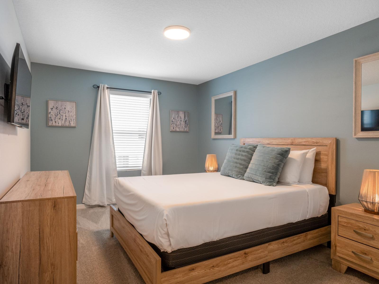 Comfy bedroom of the townhouse in Four Corners Florida - Cozy retreat with a plush double bed, perfect for relaxation - Thoughtfully designed bedroom featuring functional and stylish furniture - Smart TV for entertainment