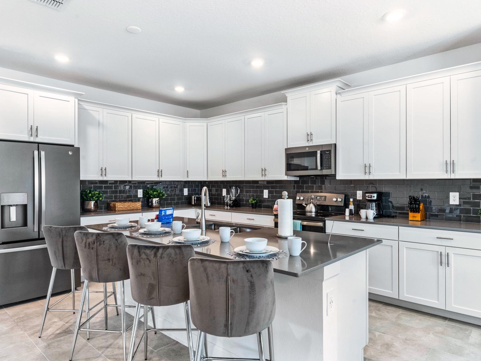 Excellent Kitchen of the Home in Davenport Florida - Nothing brings people together like good food - Sleek, stainless steel appliances - Plenty of storage