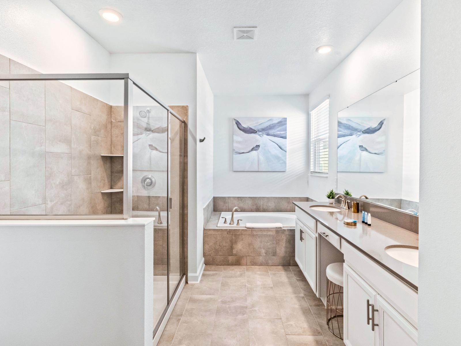 Big and spacious bathroom of the Home in Davenport Florida - Elegant bathroom with luxurious fixtures and finishes - Glass-enclosed Shower Area - Superb Bath-tub - Amazing double Vanity