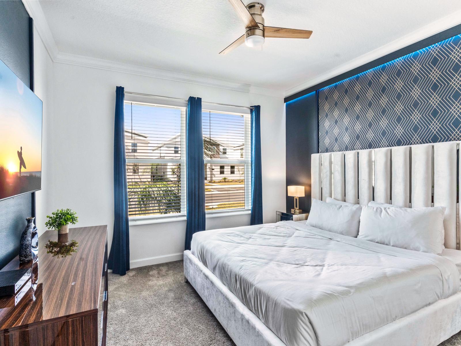 Amazing Bedroom of the Home in Davenport Florida - Spend the afternoon in bed, surrounded by love and coziness - Smart TV and Netflix - High-quality linens and fabrics for a sumptuous feel