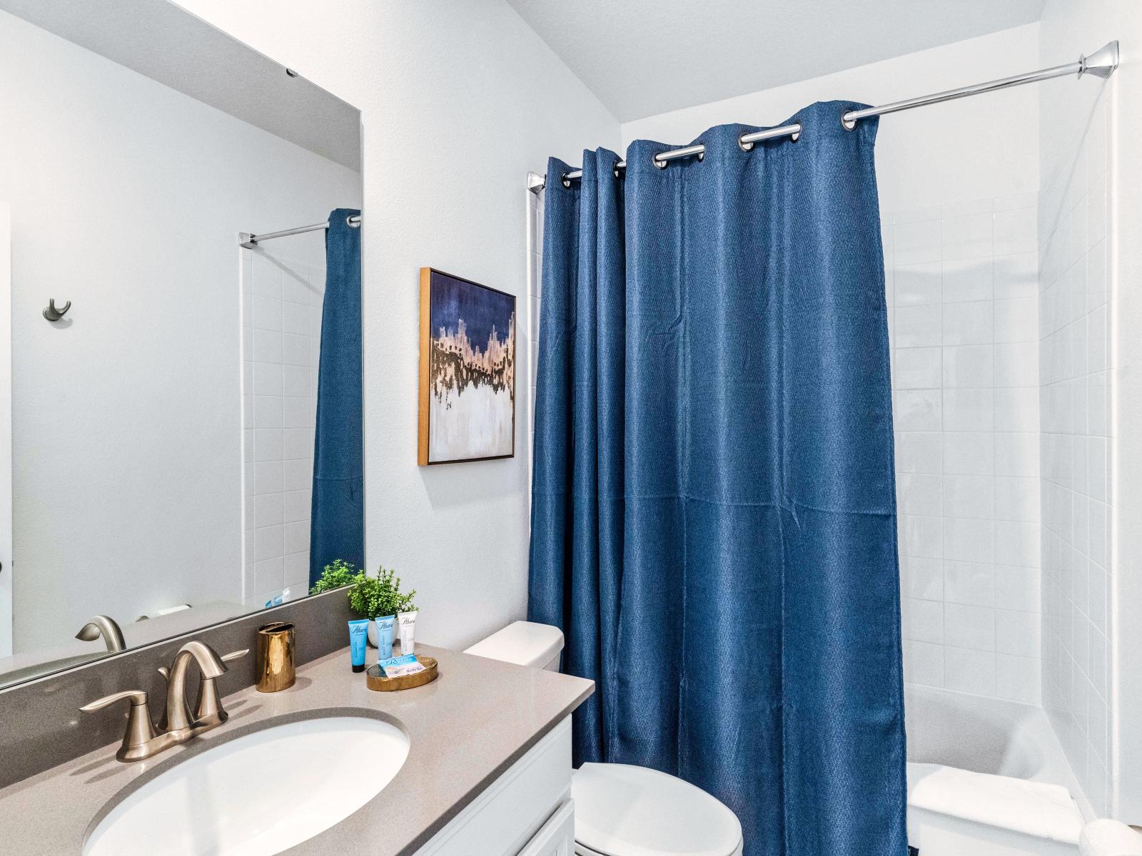 Elegant Bathroom of the Home in Davenport Florida - Modern design and pristine cleanliness - Chic Vanity with large Mirror