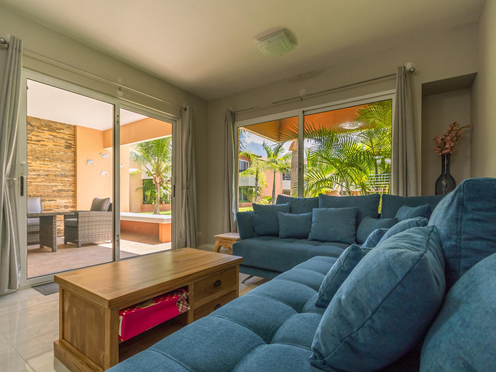 Sophisticated Living of the 3BR Condo in Oranjestad Aruba - Comfy sofas - Beautiful and calming Garden views - Smart TV and Netflix - Well-chosen lighting fixtures adding both functionality and charm