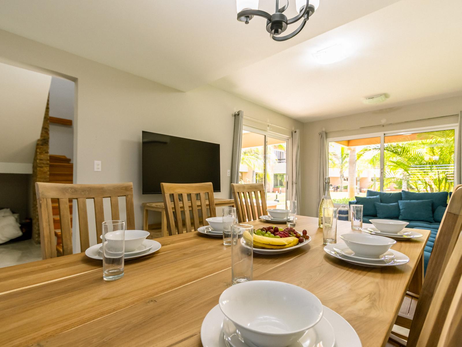 Eclat Dining Area of the 3BR Condo in Oranjestad Aruba - 6 Persons Dining - Functional and aesthetically pleasing tableware - Open layout seamlessly connecting the dining area to the kitchen and living room - Smart TV and Netflix