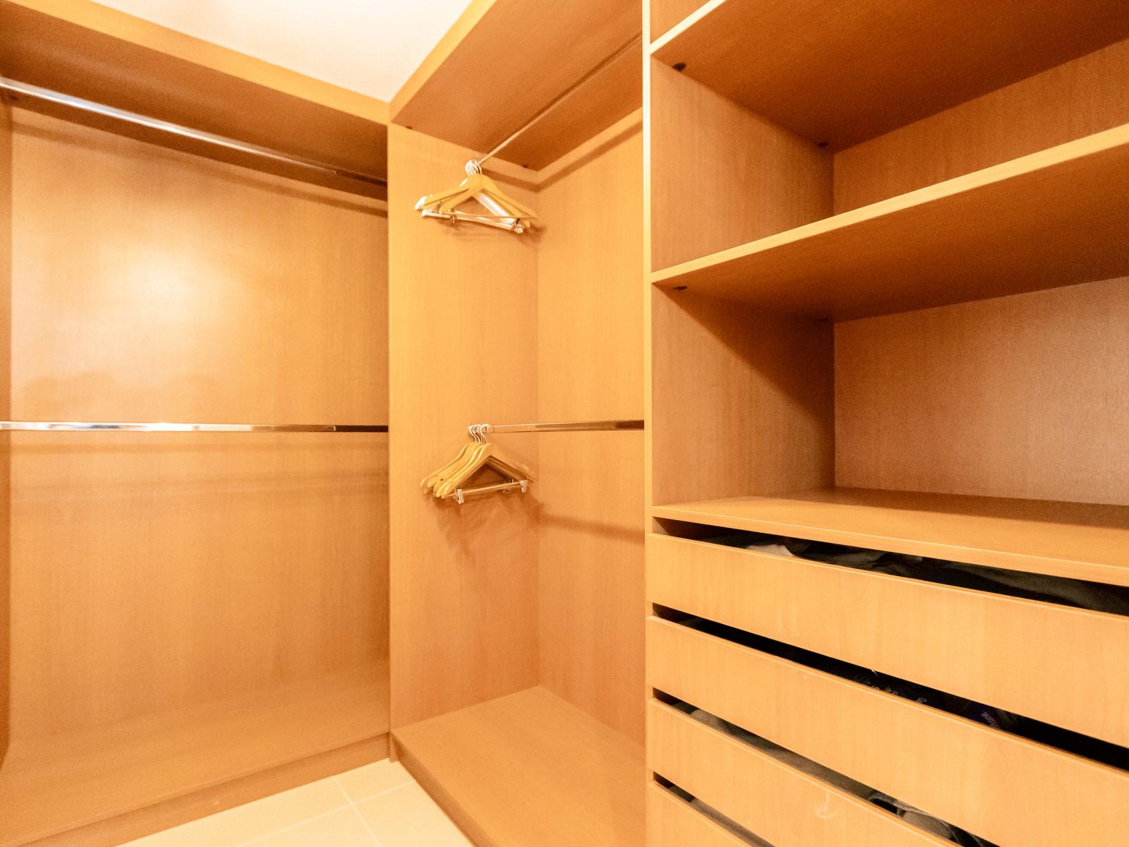 Spacious Walk in closet of the 3BR Condo in Oranjestad Aruba - Various storage options - Organize your stuff as will - Spacious closets and dressers