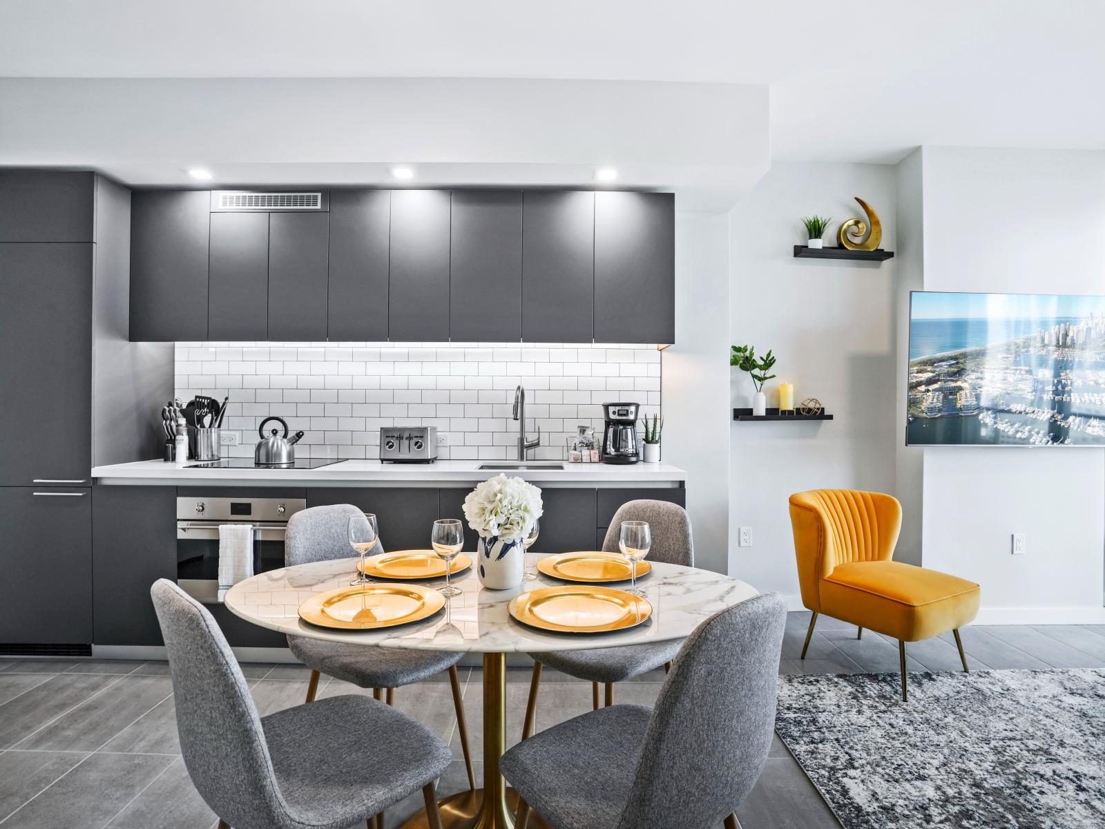 Fully equipped kitchen and dining area - This kitchen is both functional and beautiful. Surprise your loved ones by preparing their favorite and  delicious meal.