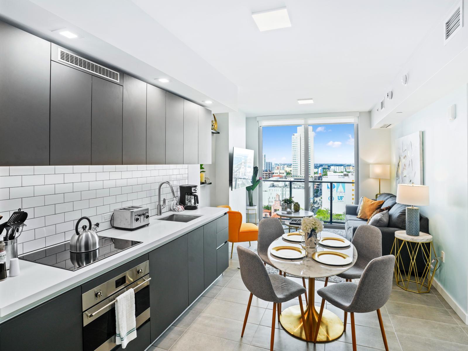 Fully equipped kitchen and dining area - Modern unit and fitted with all the necessary items you need to make it feel like home.