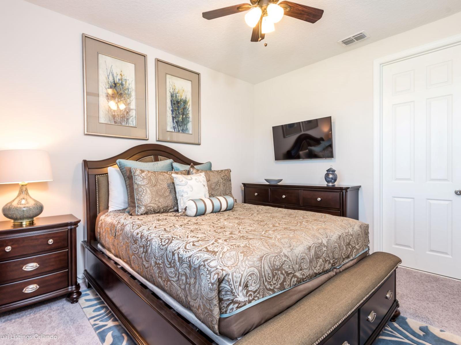 Cozy bedroom of the villa in Kissimmee Florida - Featuring double bed for restful nights - Bedroom with a cozy ambiance, blending comfort and aesthetics - Smart TV for entertainment