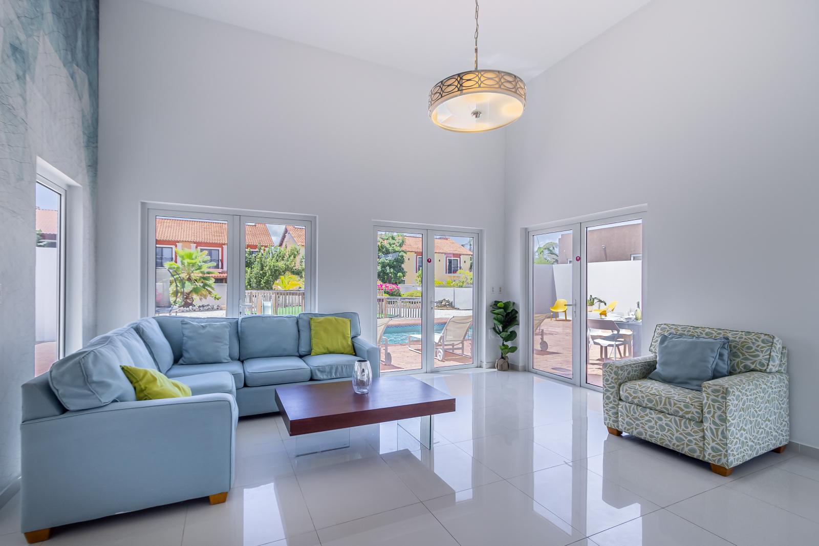 Luxurious Living area of 3BR house in Noord Aruba - Cozy sofas - Large windows with Panoramic views - Smart TV and Netflix - Access to outdoor area - Beautifully designed space