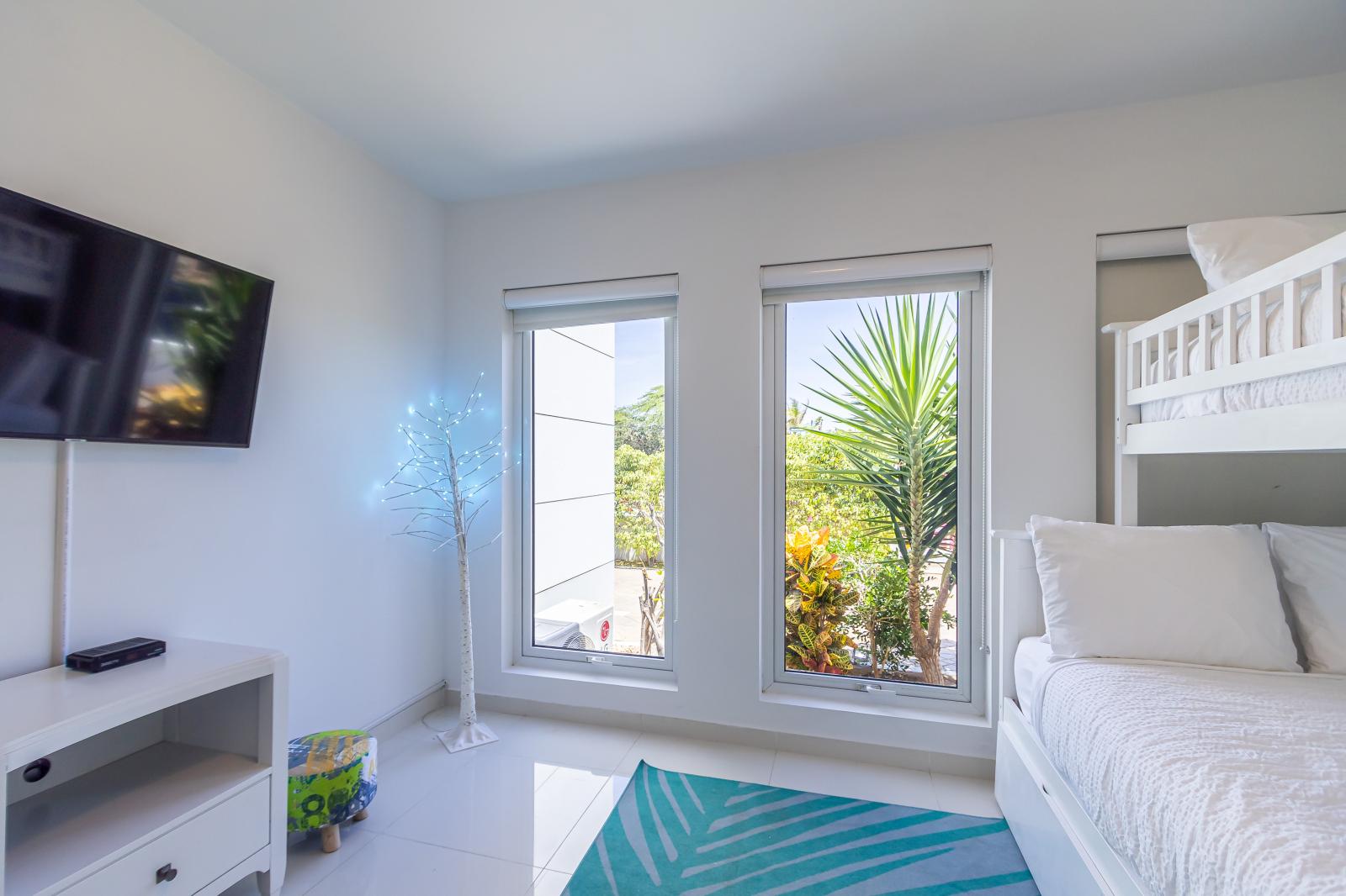 Elevated Bedroom of the Apartment in Noord Aruba - Stylish Bunker bed - Elegant Decor - Smart TV and Netflix