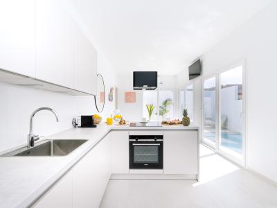 Premium Kitchen of the Home in Oranjestad Aruba - Fully equipped Kitchen - Contemporary design with clean lines and minimalist aesthetics - Elegant and coordinated color palette for a cohesive look