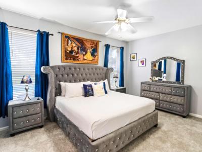 Exquisite bedroom of the apartment in Kissimmee - Comfy Double bed - Elegantly designed room - Beautiful painted walls with decoration - Majestic table lamps - Neat and clean linen - Large windows with beautiful views - TV and Netflix available