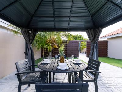 Elite outdoor dinning area of the 3BR House in oranjestad Aruba - Beautiful 4 persons dinning - Majestically decored space with refreshing Atmosphere - Superbly sunbathed space with shade - Outstanding dinning area - Beautiful views