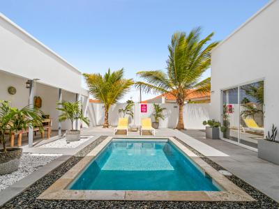 Stunning pool Area of the home in Noord Aruba - Escape to paradise within our secluded tropical pool haven - Tranquility and natural beauty converge in perfect harmony