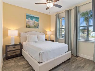 Warm bedroom of the cottage in Kissimmee Florida - A comfortable and inviting space for relaxation and rest - Well-appointed bedroom with neutral tones for a calming atmosphere - Cozy retreat with a plush bed, perfect for relaxation