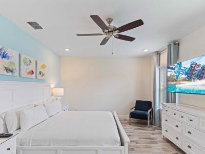 Charming bedroom of the cottage in Kissimmee Florida - Smart TV and Netflix - Cozy retreat with a plush double bed, perfect for relaxation - Spacious bedroom offering comfort and style